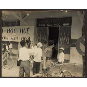  Hue University,Rectors Office,Vietnamese flags,journalist 