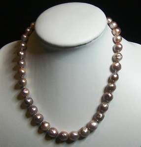 CHINESE KASUMI DEEP PINKS/PURPLES CULTURED PEARL NECKLACE, 18kt 
